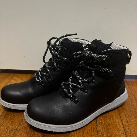 Bogs Shoes - Bogs Women’s boots Like New size 7